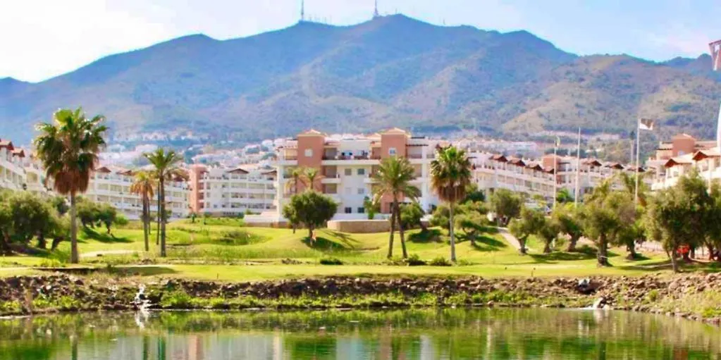 Apartment Serene Family Oasis: Poolside Retreat with Convenient Amenities Benalmadena