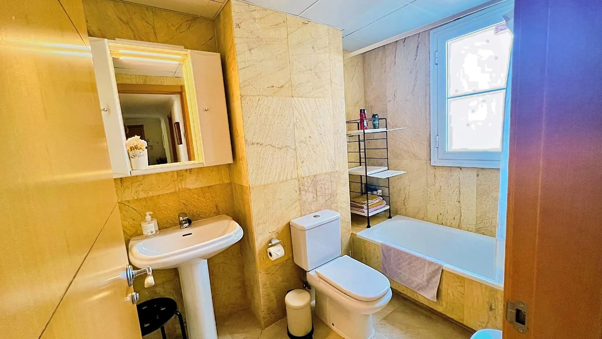 Apartment Serene Family Oasis: Poolside Retreat with Convenient Amenities Benalmadena