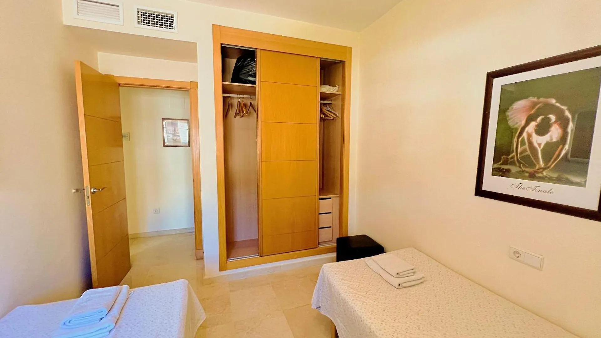 Serene Family Oasis: Poolside Retreat with Convenient Amenities Benalmadena 0*,