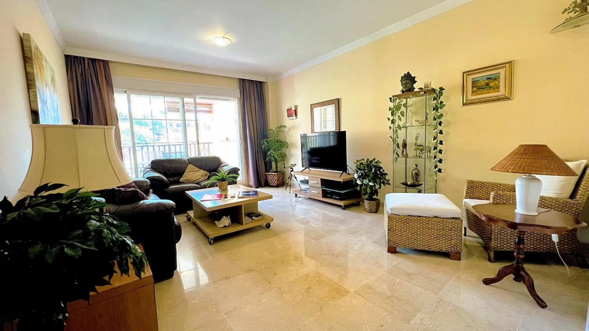 Serene Family Oasis: Poolside Retreat with Convenient Amenities Benalmadena 0*,  Spain