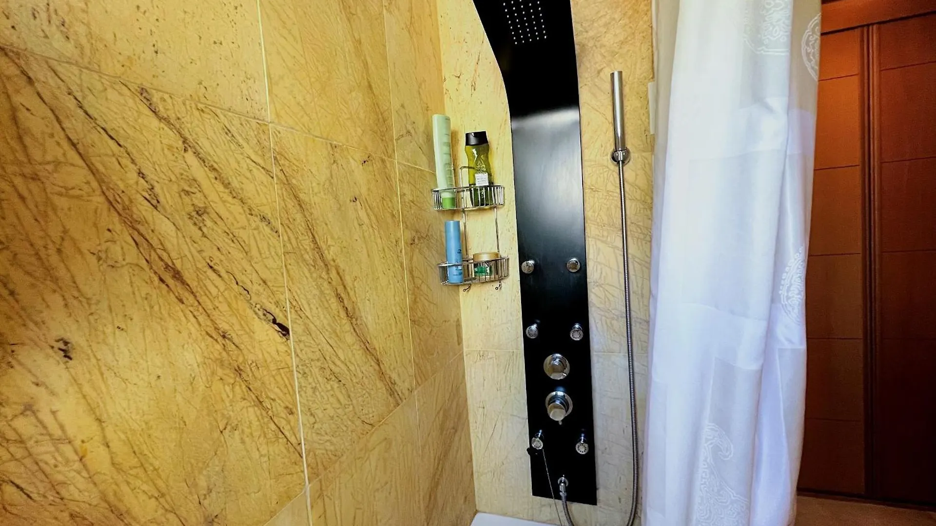 Serene Family Oasis: Poolside Retreat with Convenient Amenities Benalmadena Apartment