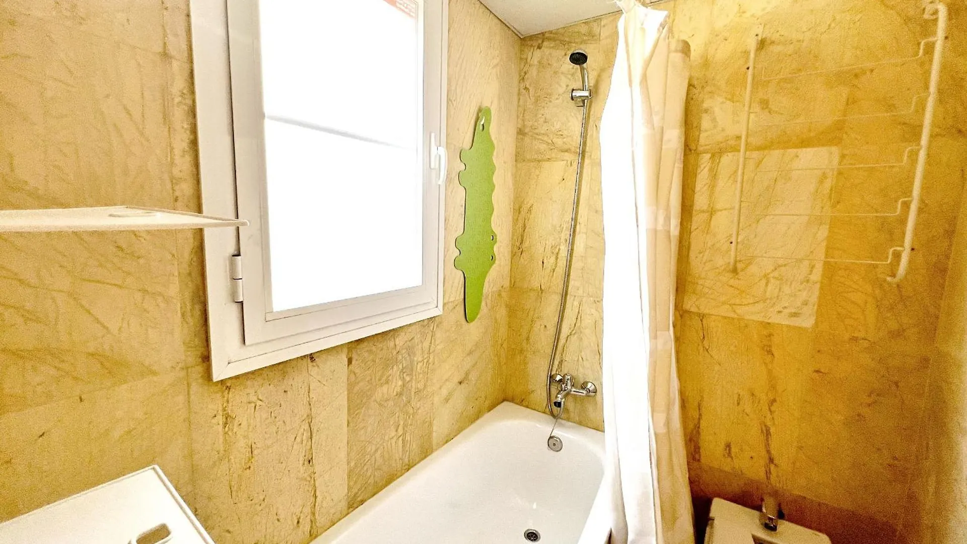 Serene Family Oasis: Poolside Retreat with Convenient Amenities Benalmadena Spain
