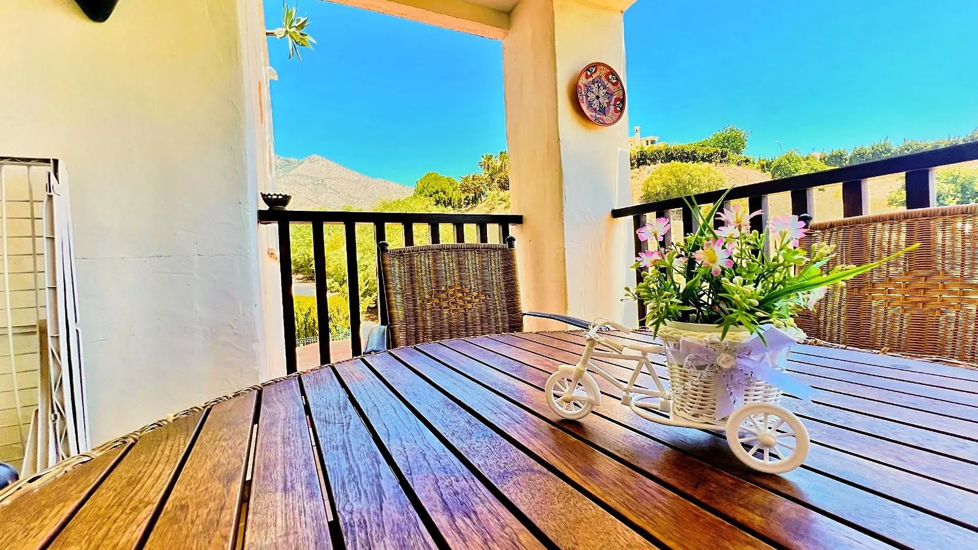Apartment Serene Family Oasis: Poolside Retreat with Convenient Amenities Benalmadena