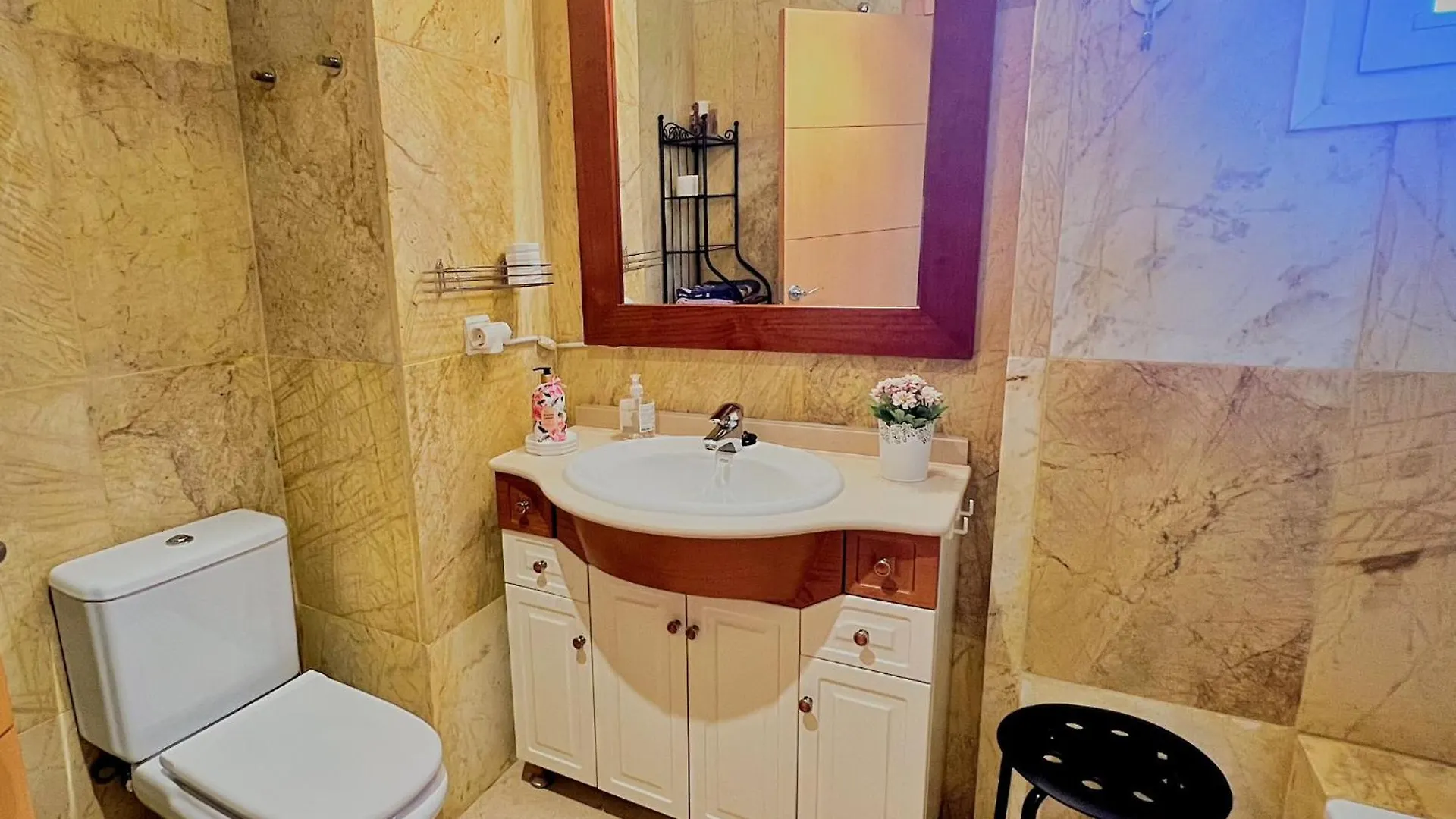 Serene Family Oasis: Poolside Retreat with Convenient Amenities Benalmadena Apartment