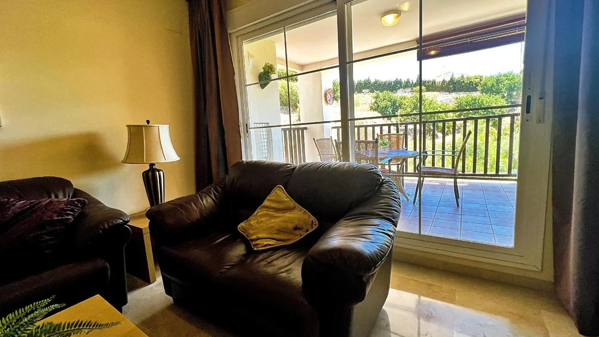 Serene Family Oasis: Poolside Retreat with Convenient Amenities Benalmadena 0*,
